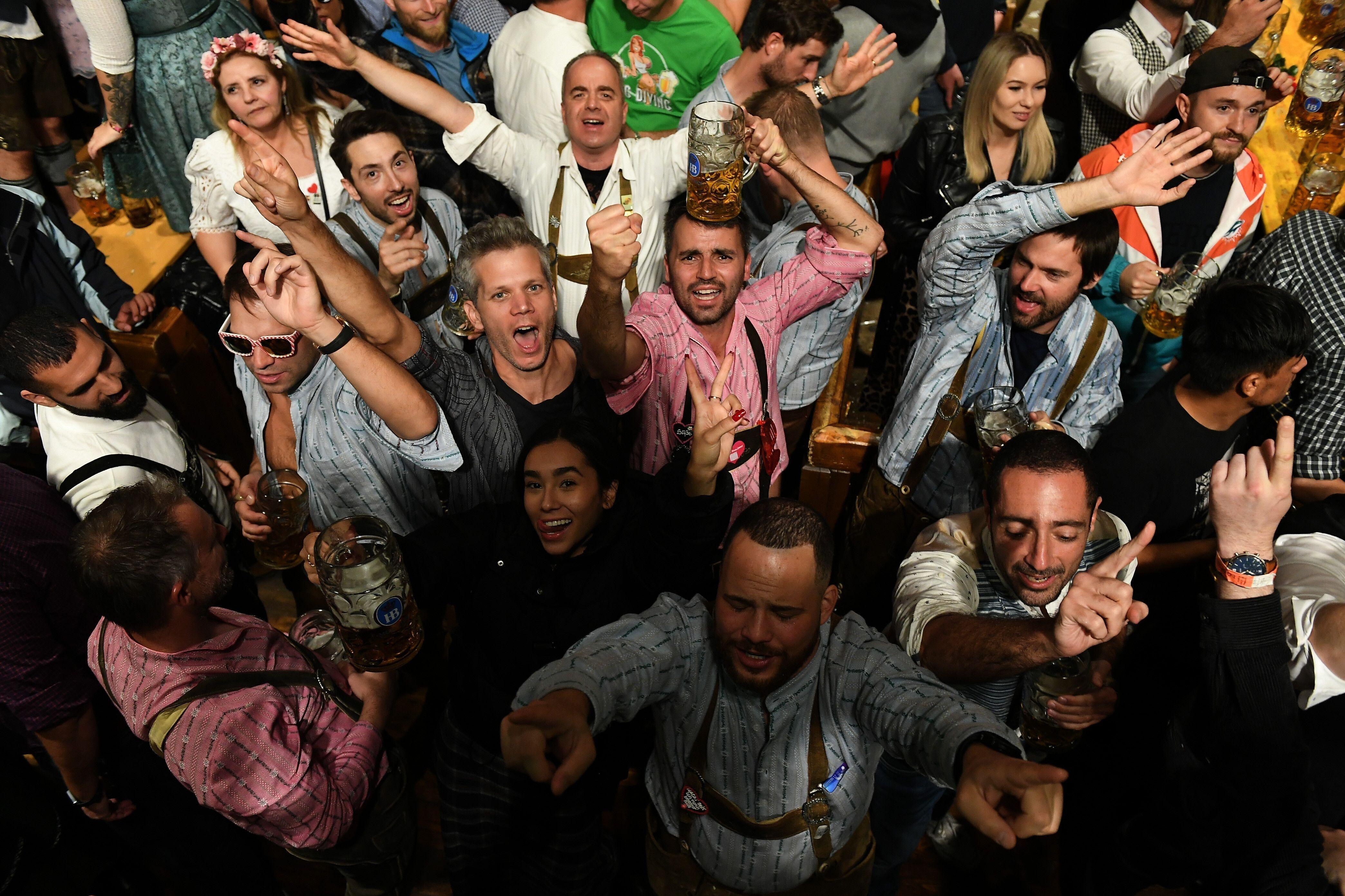 (Symbolbild) Zahlreiche Wiesnbesucher singen und geben den Takt an | Bild:Felix Hörhager/dpa/Picture Alliance