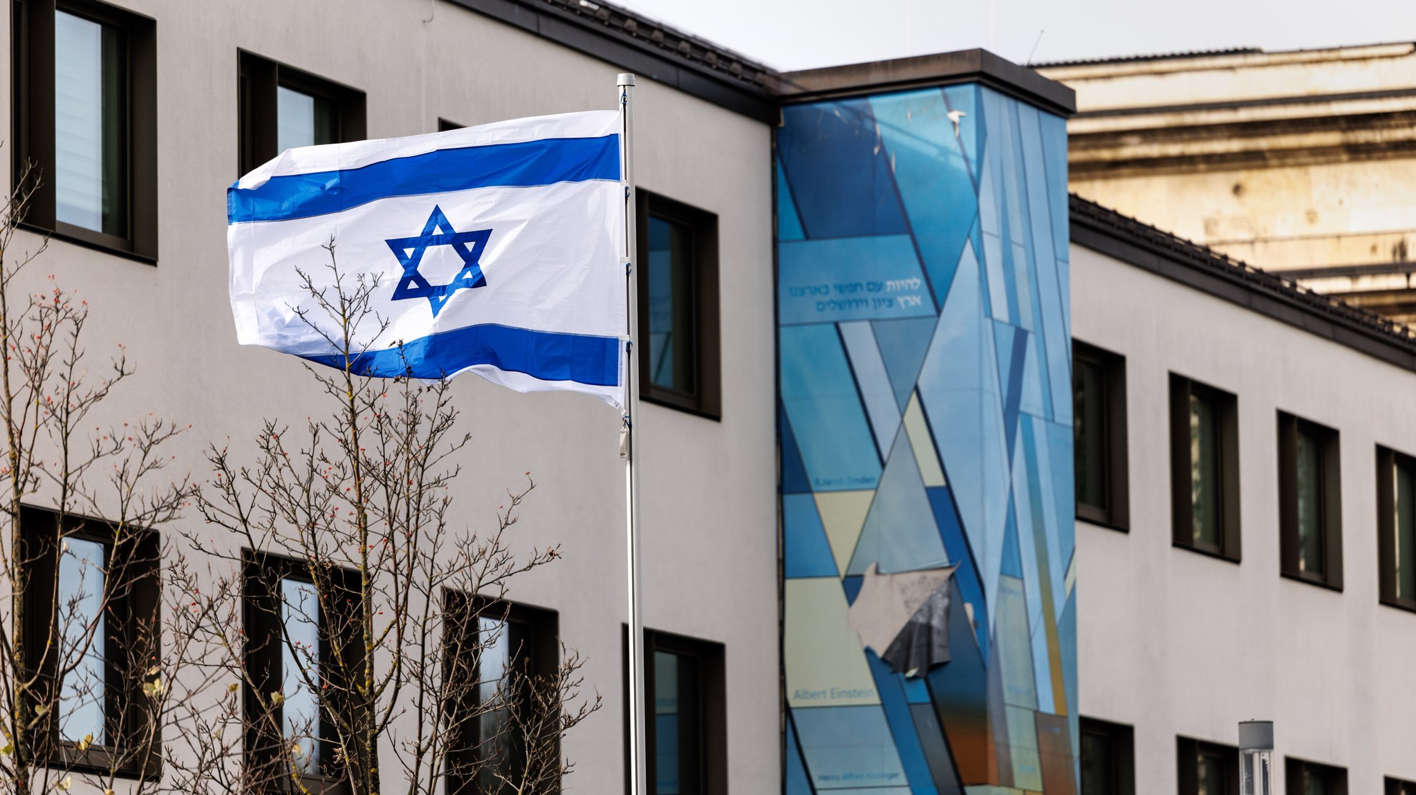 Die Flagge von Israel weht an einem Fahnenmast vor dem Generalkonsulat des Staats Israel in München im Wind. | Bild: picture alliance / Matthias Balk Die Flagge von Israel weht an einem Fahnenmast vor dem Generalkonsulat des Staats Israel in München im Wind.