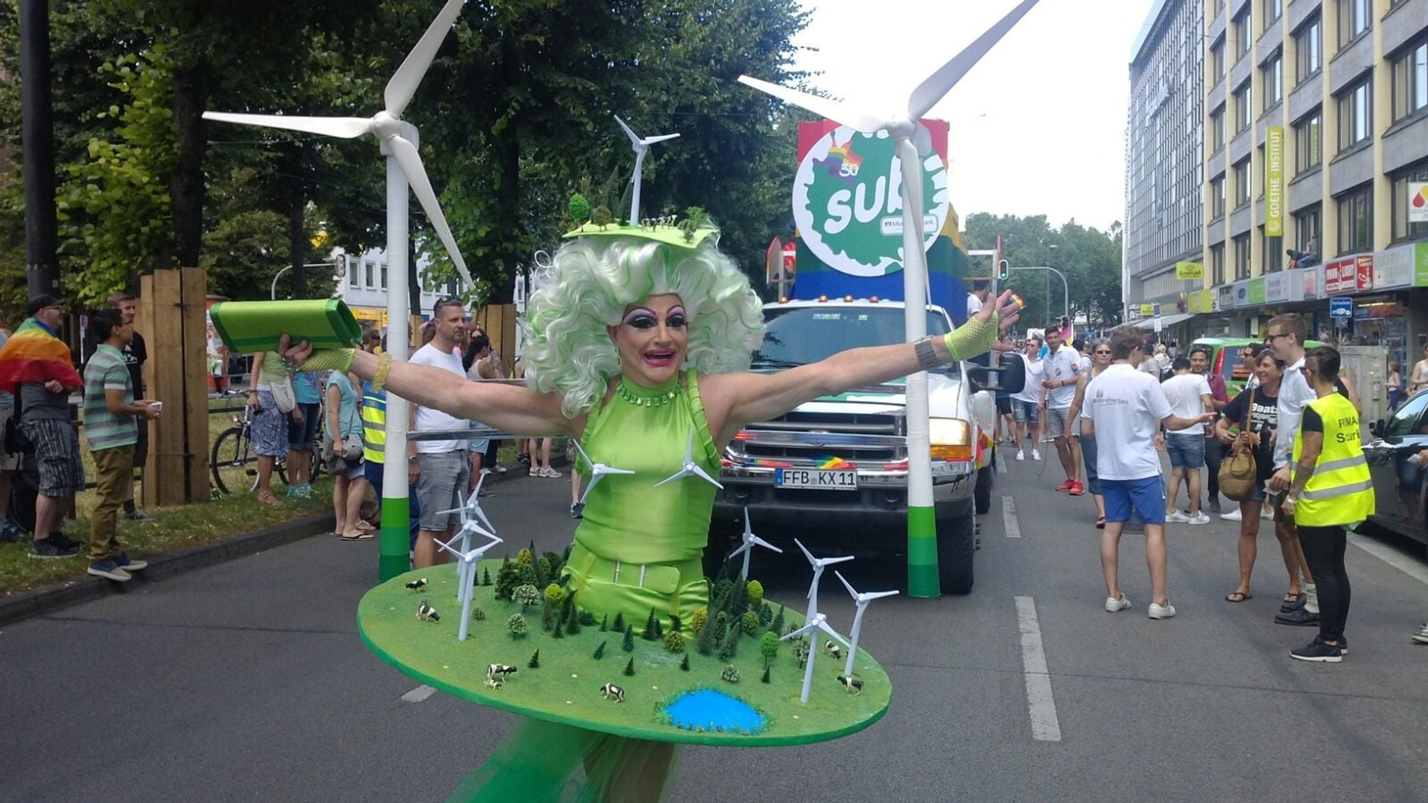 Grüne Windräder: Auch politische Statements finden sich in den CSD-Kostümen wieder