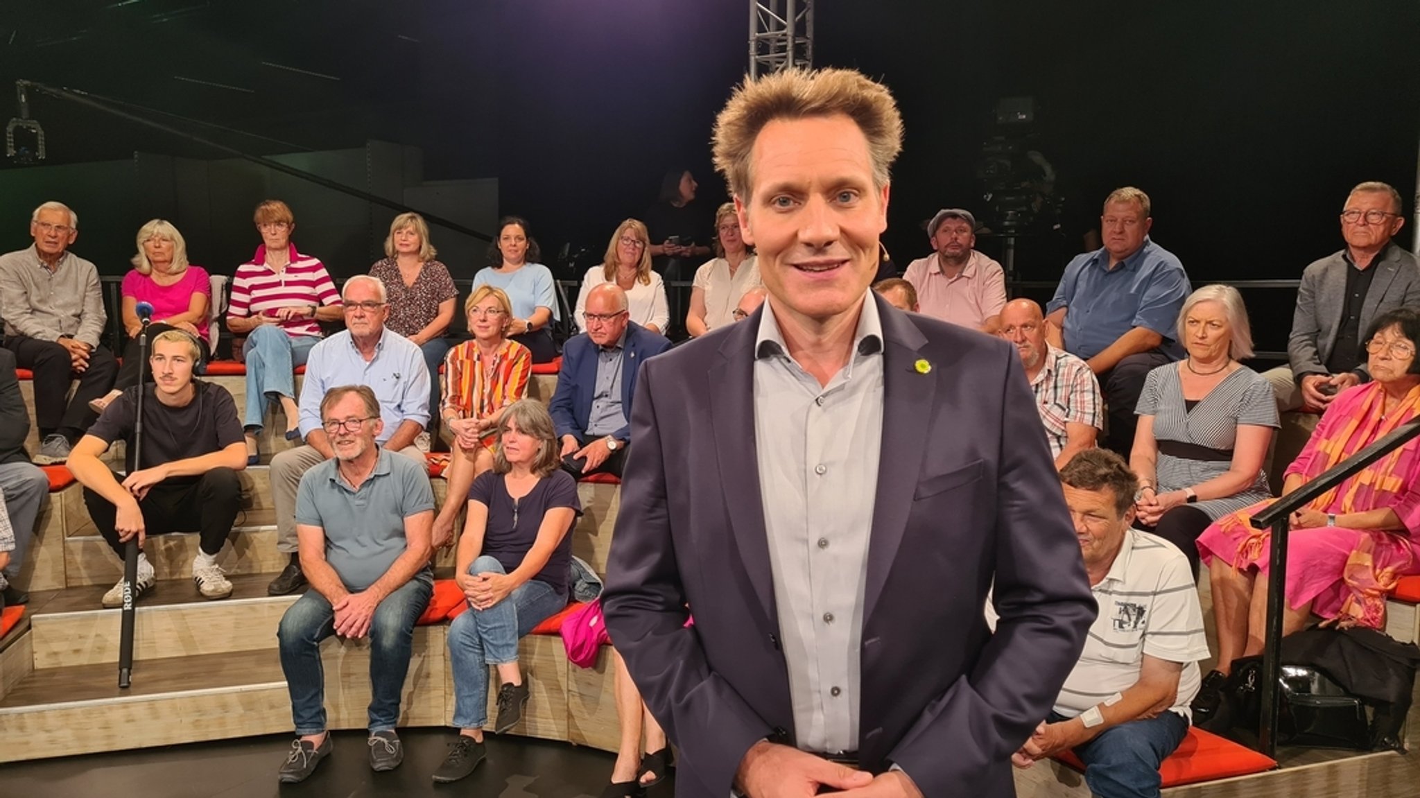 Ludwig Hartmann steht im TV-Studio mit Publikum