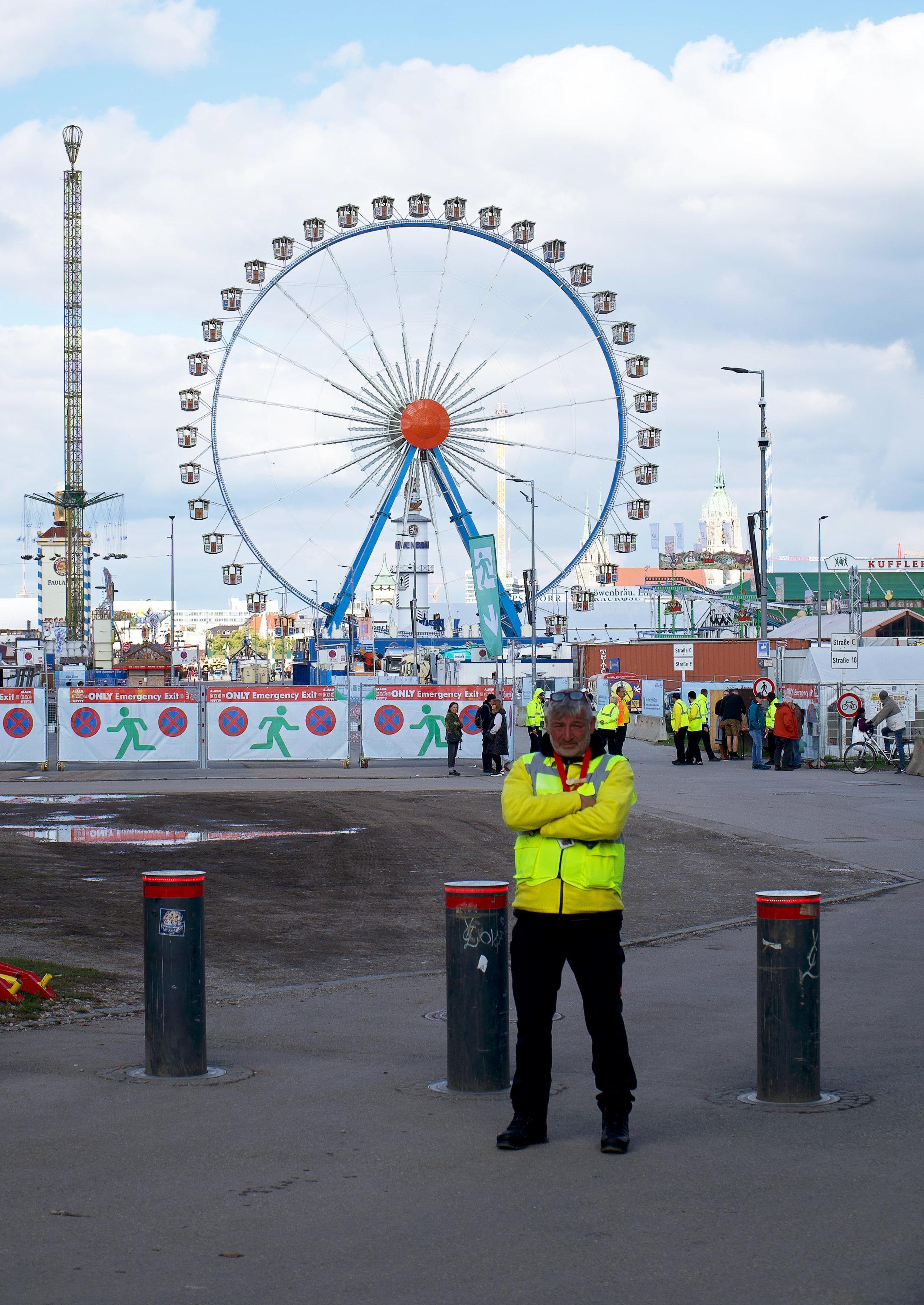 Mitarbeiter einer Sicherheitsfirma bewachen den Zugang zum Oktoberfest auf der Münchner Theresienwiese.