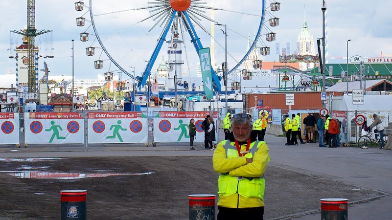 Mitarbeiter einer Sicherheitsfirma bewachen den Zugang zum Oktoberfest auf der Münchner Theresienwiese. | Bild: dpa-Bildfunk/Michael Faulhaber Mitarbeiter einer Sicherheitsfirma bewachen den Zugang zum Oktoberfest auf der Münchner Theresienwiese.