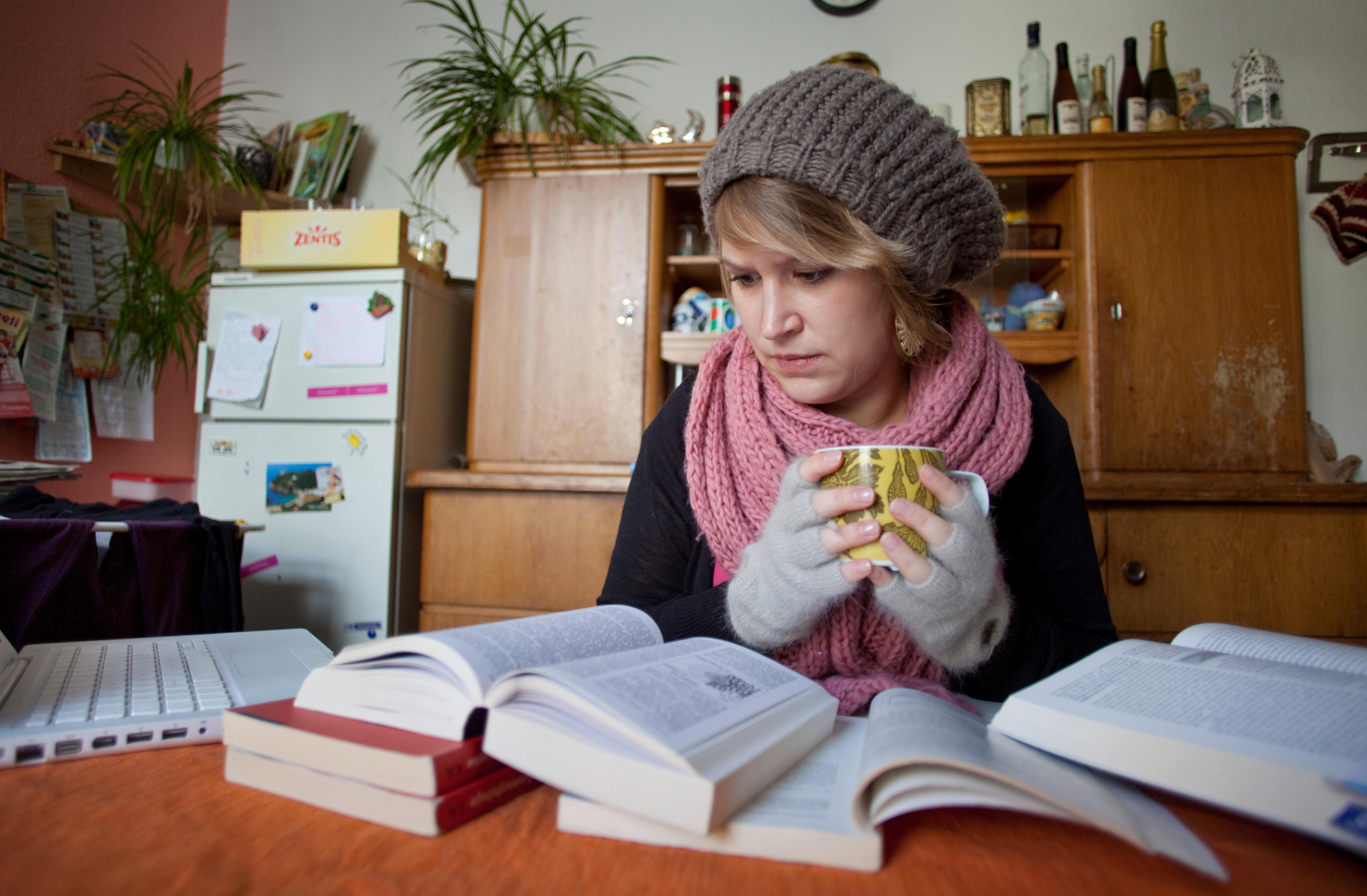 Symbolbild: Warm angezogene Studentin