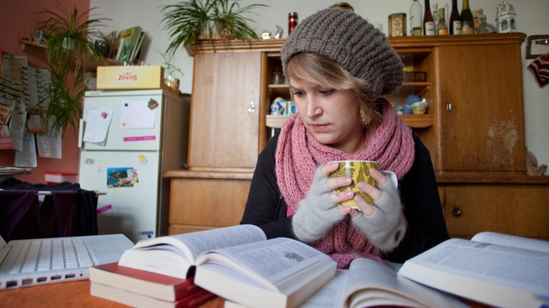 Symbolbild: Warm angezogene Studentin | Bild: picture alliance / photothek | Ute Grabowsky Symbolbild: Warm angezogene Studentin