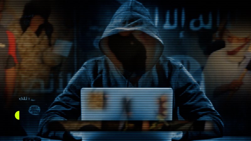 Ein Mann in einem Kapuzenpullover sitzt vor einem Laptop. | Bild: BR Ein Mann in einem Kapuzenpullover sitzt vor einem Laptop.