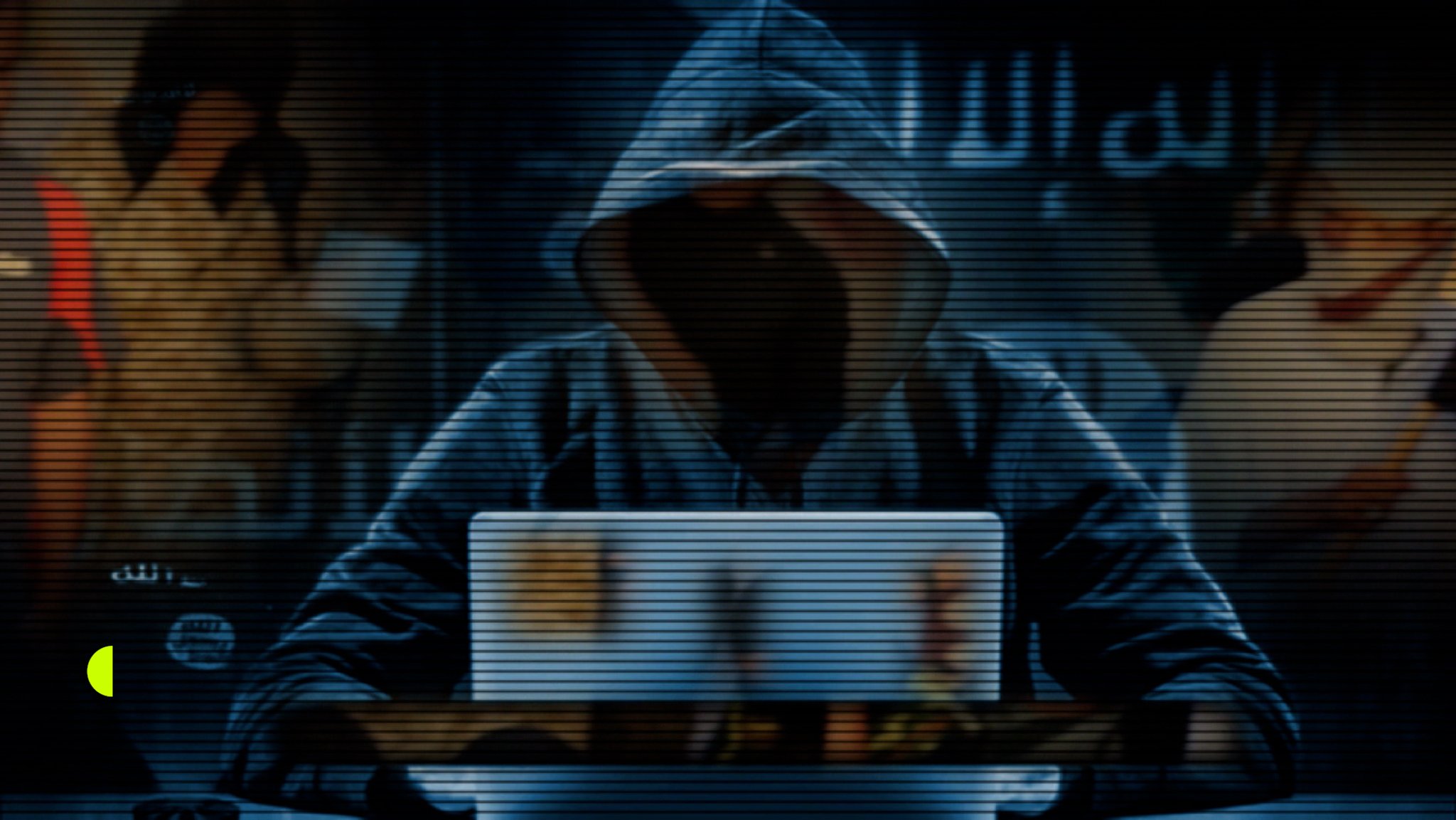 Ein Mann in einem Kapuzenpullover sitzt vor einem Laptop. | Bild: BR Ein Mann in einem Kapuzenpullover sitzt vor einem Laptop.