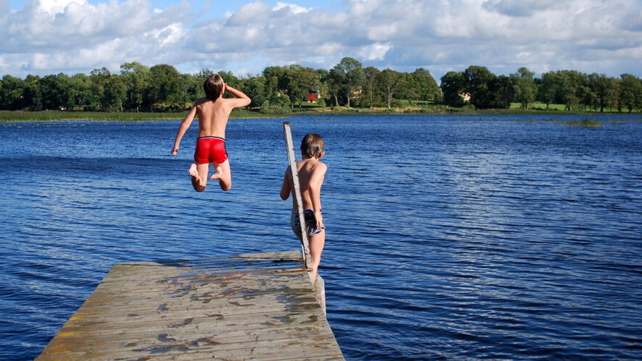 Kinder an einem See. | Bild: stock.adobe.com/tinadefortunata Kinder an einem See.