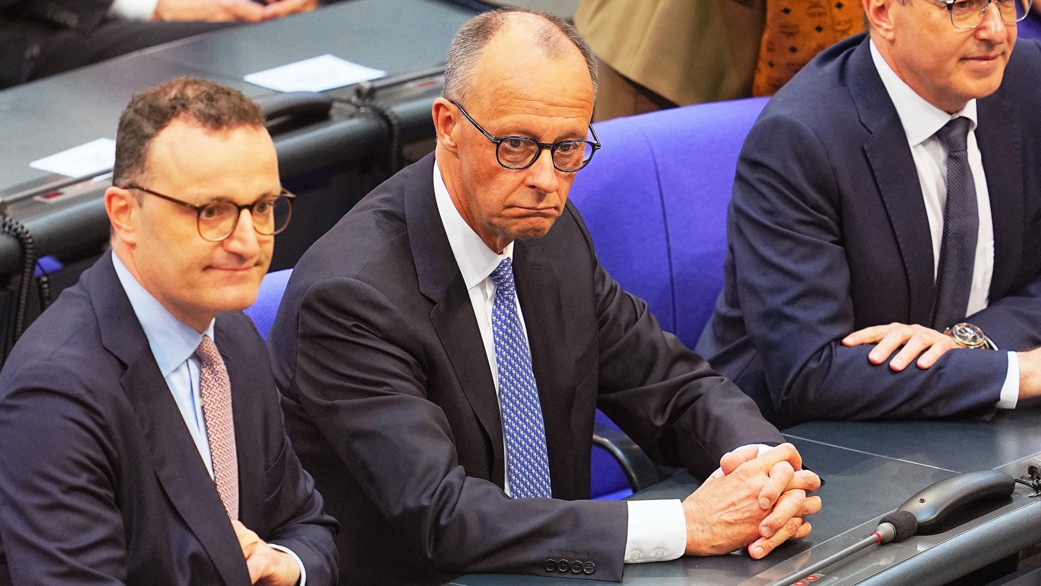 Der designierte Bundeskanzler Friedrich Merz (CDU, M), sitzt zwischen Alexander Dobrindt (CSU, r), designierter Innenminister, und Jens Spahn (CDU), Vorsitzender der CDU/CSU Bundestagsfraktion, im Bundestag bei der Kanzlerwahl. | Bild: picture alliance/dpa | Michael Kappeler Der designierte Bundeskanzler Friedrich Merz (CDU, M), sitzt zwischen Alexander Dobrindt (CSU, r), designierter Innenminister, und Jens Spahn (CDU), Vorsitzender der CDU/CSU Bundestagsfraktion, im Bundestag bei der Kanzlerwahl.