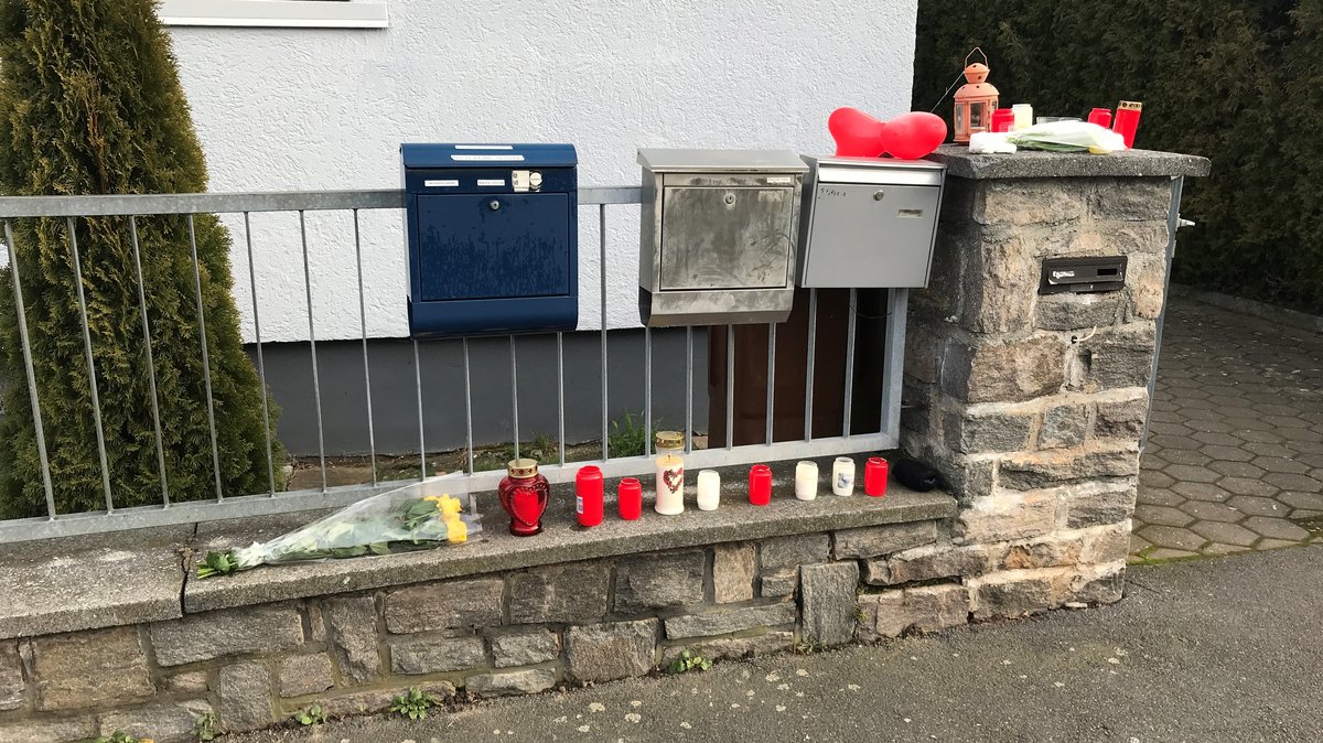 Blumen und Kerzen zum Gedenken der beiden toten Kinder vor dem Haus im Karlsteiner Ortsteil Dettingen