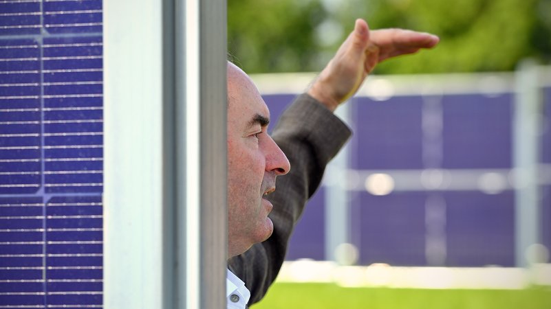 Aiwanger besichtigt Photovoltaik | Bild: picture alliance / SVEN SIMON | Frank Hoermann / SVEN SIMON Aiwanger besichtigt Photovoltaik