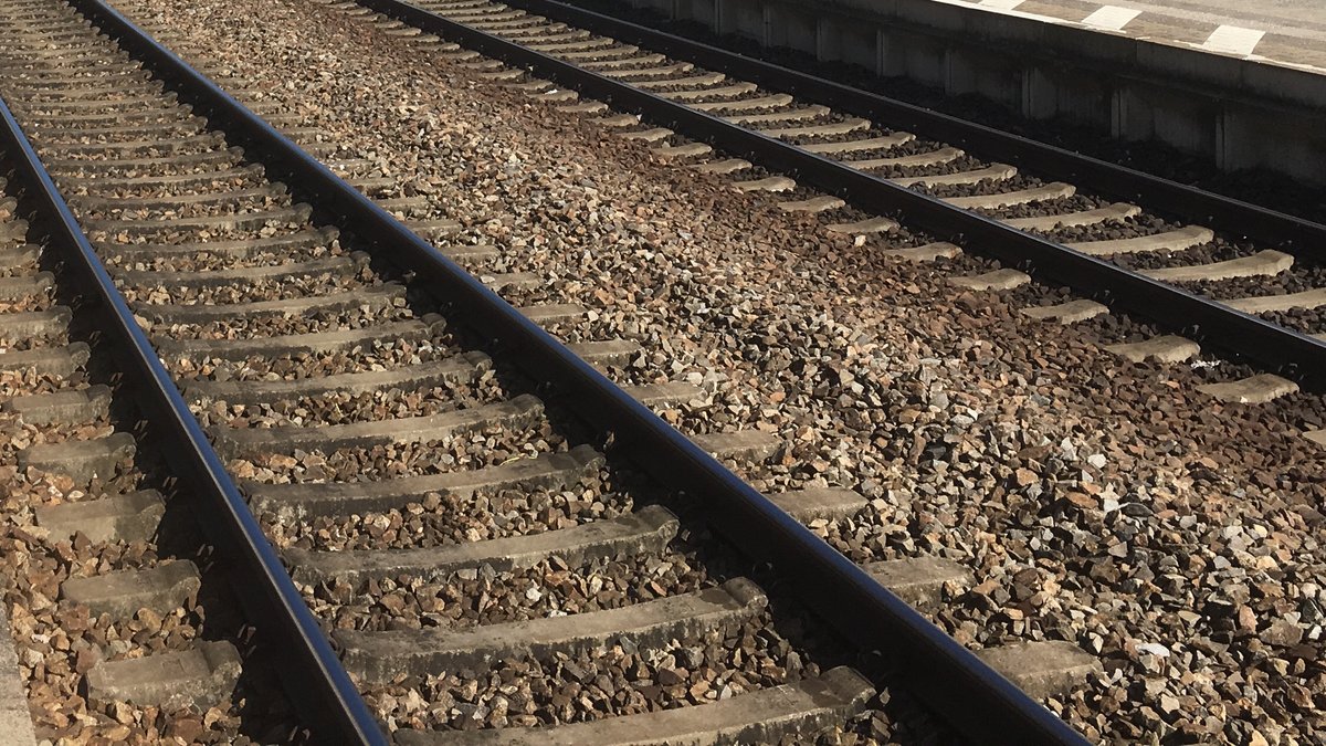Puchheim: Gehbehinderter Mann stürzt ins Gleisbett und stirbt