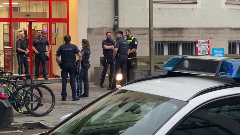 Nach Polizei-Schüssen auf Frau in München: Hätte Taser Situation anders lösen können? | Bild: MünchenTV/TNN/dpa Nach Polizei-Schüssen auf Frau in München: Hätte Taser Situation anders lösen können?