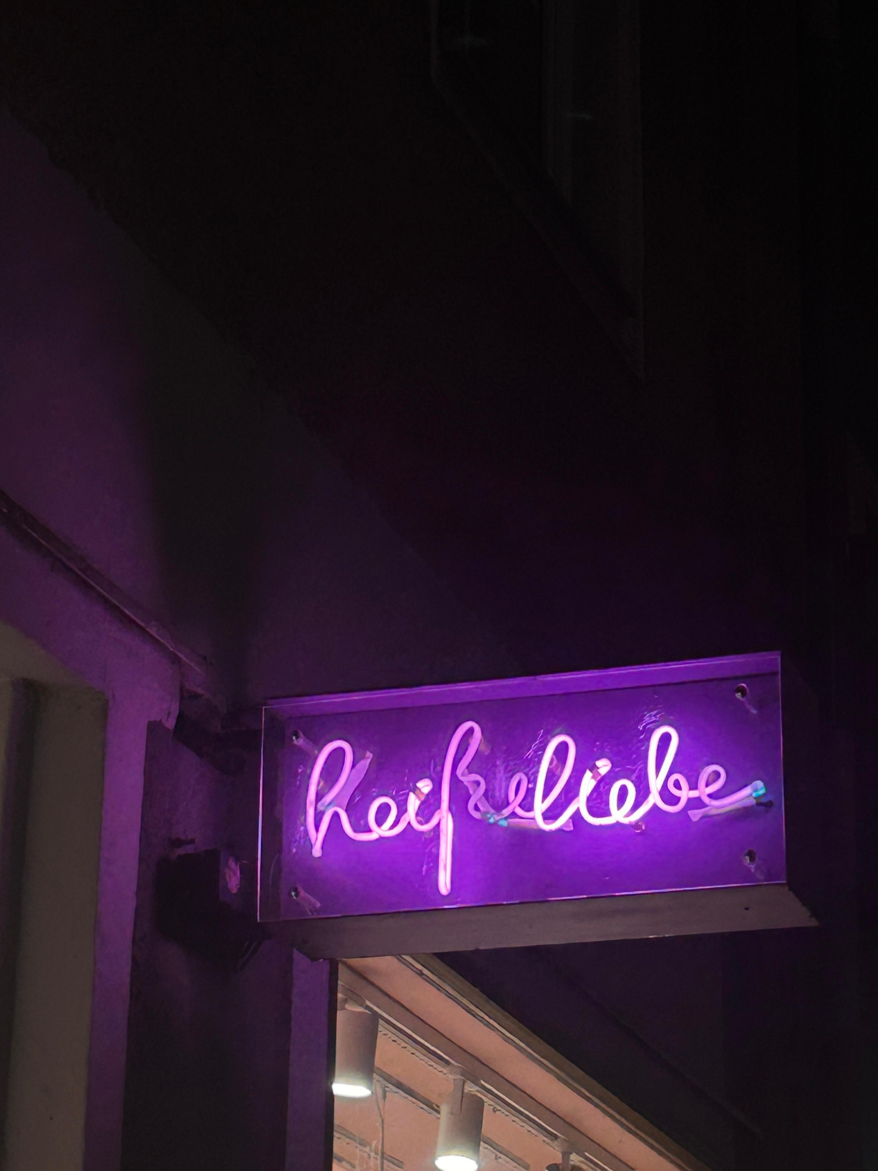 Schild mit der Aufschrift "Heiße Liebe".