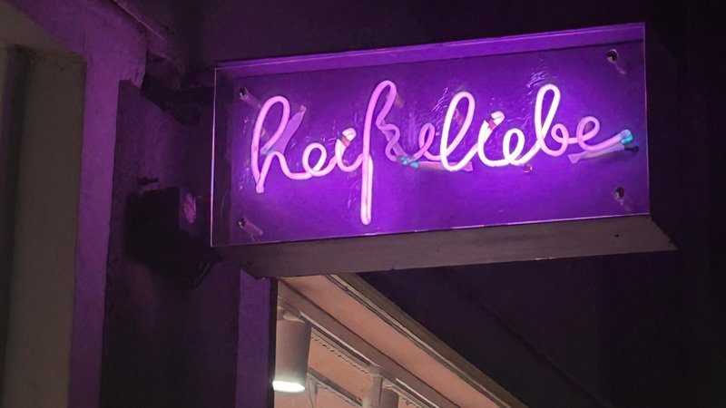 Schild mit der Aufschrift "Heiße Liebe". | Bild: BR24 Schild mit der Aufschrift "Heiße Liebe".