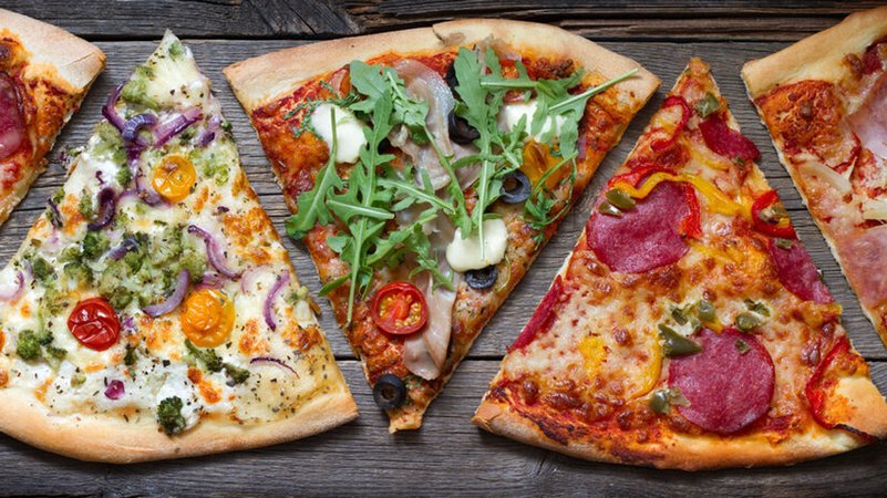 Verschiedene Pizzastücke nebeneinander. | Bild: stock.adobe.com/udra11 Verschiedene Pizzastücke nebeneinander.