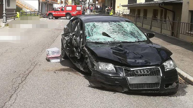 Das Auto der Deutschen nach dem Unfall in Norditalien (Archivbild) | Bild: dpa-Bildfunk/-/Vigili del fuoco/dpa Das Auto der Deutschen nach dem Unfall in Norditalien (Archivbild)
