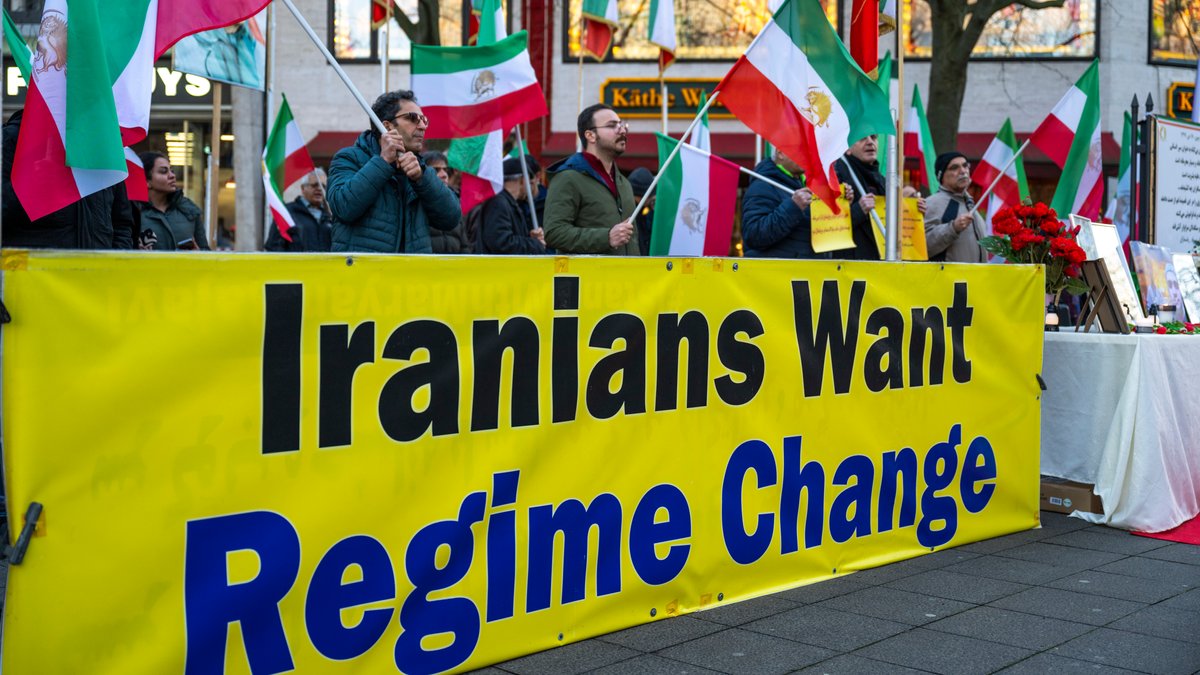 ARCHIV (07.01.2023): Teilnehmer einer Kundgebung gedenken zweier hingerichteter Demonstranten im Iran.  
