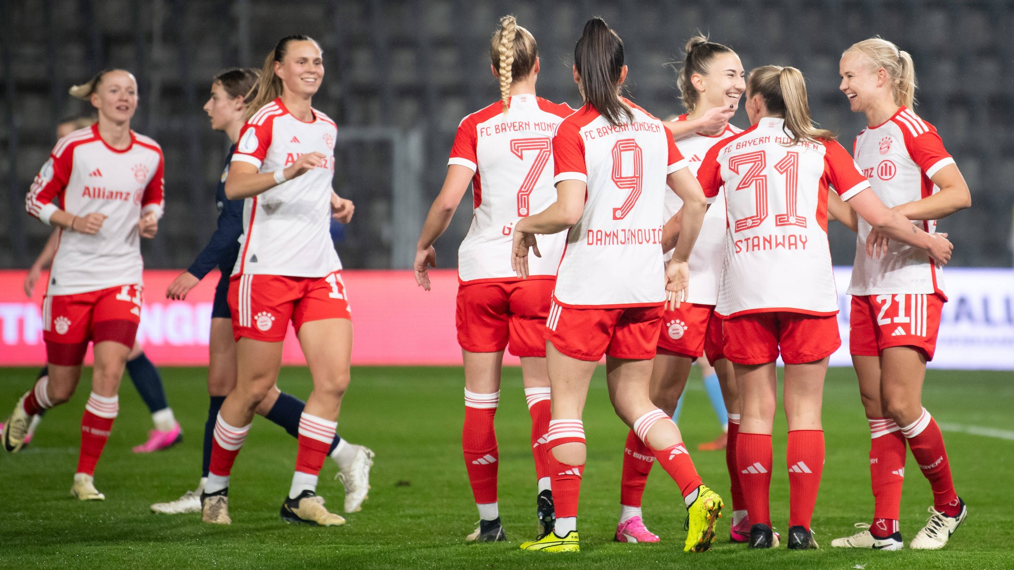 Jubel bei den Fußballerinnen des FC Bayern München