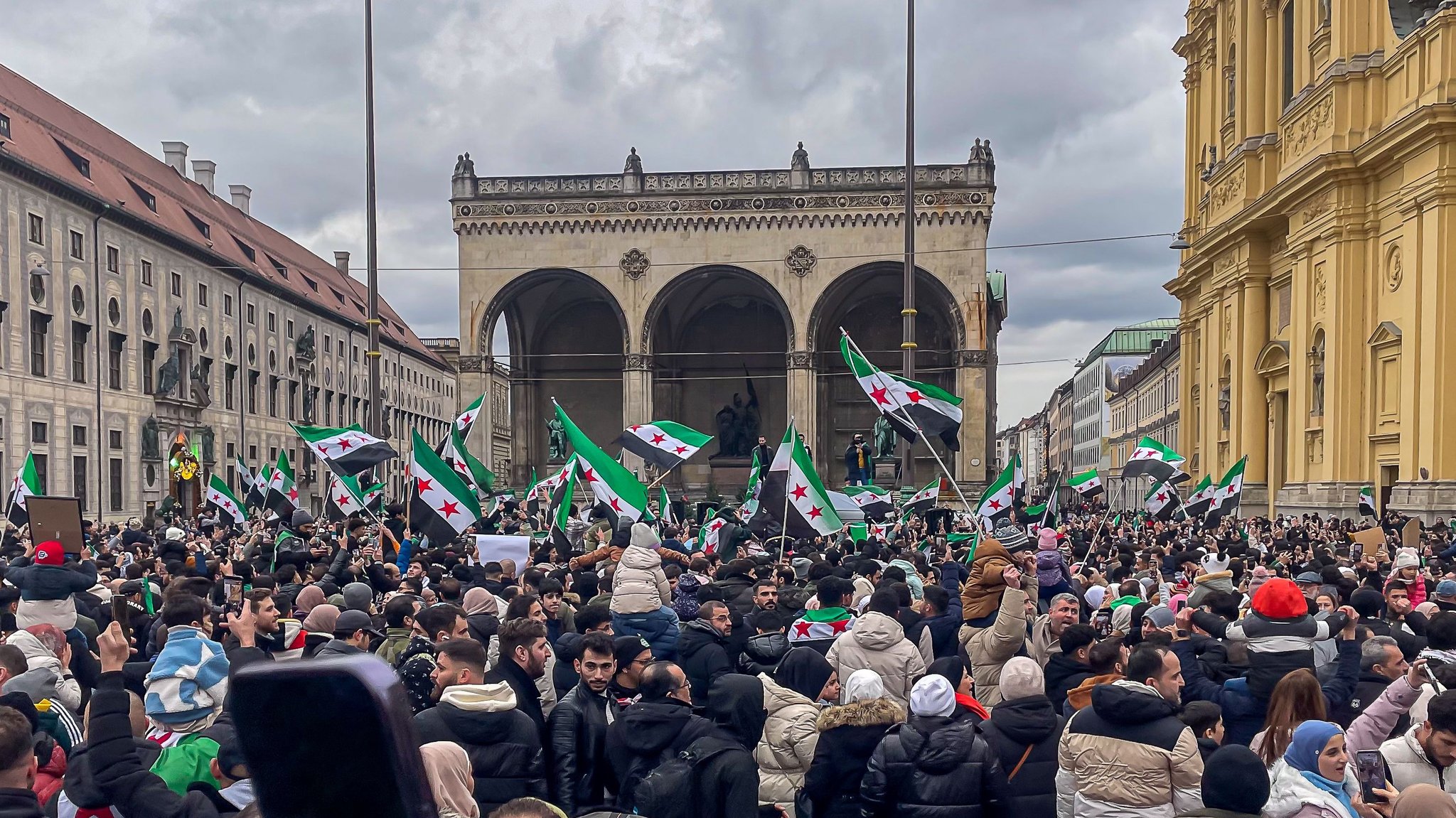 Tausende Menschen in Bayern drängte es heute zu spontanen Demos und Freudenkundgebungen auf die Straße – unter anderem in München.