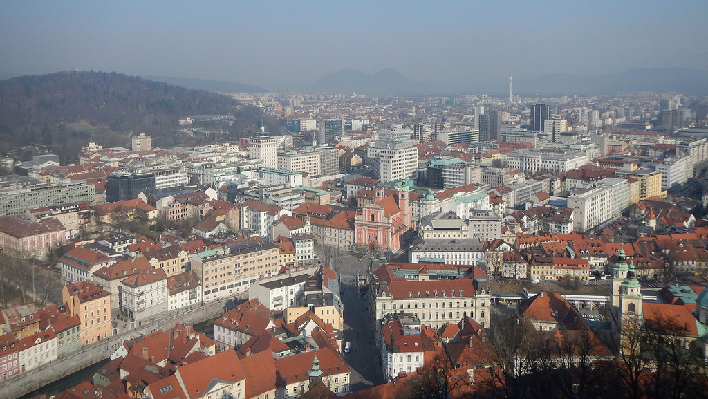 Slowenien - Hauptstadt: Ljubljana - Einwohner: 2.063.077 (2015) - Amtssprachen: Slowenisch - Währung: Euro (EUR)