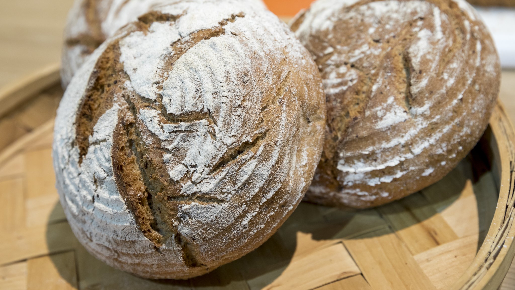 Frisch gebackenes Brot auf einem Brot-Teller.