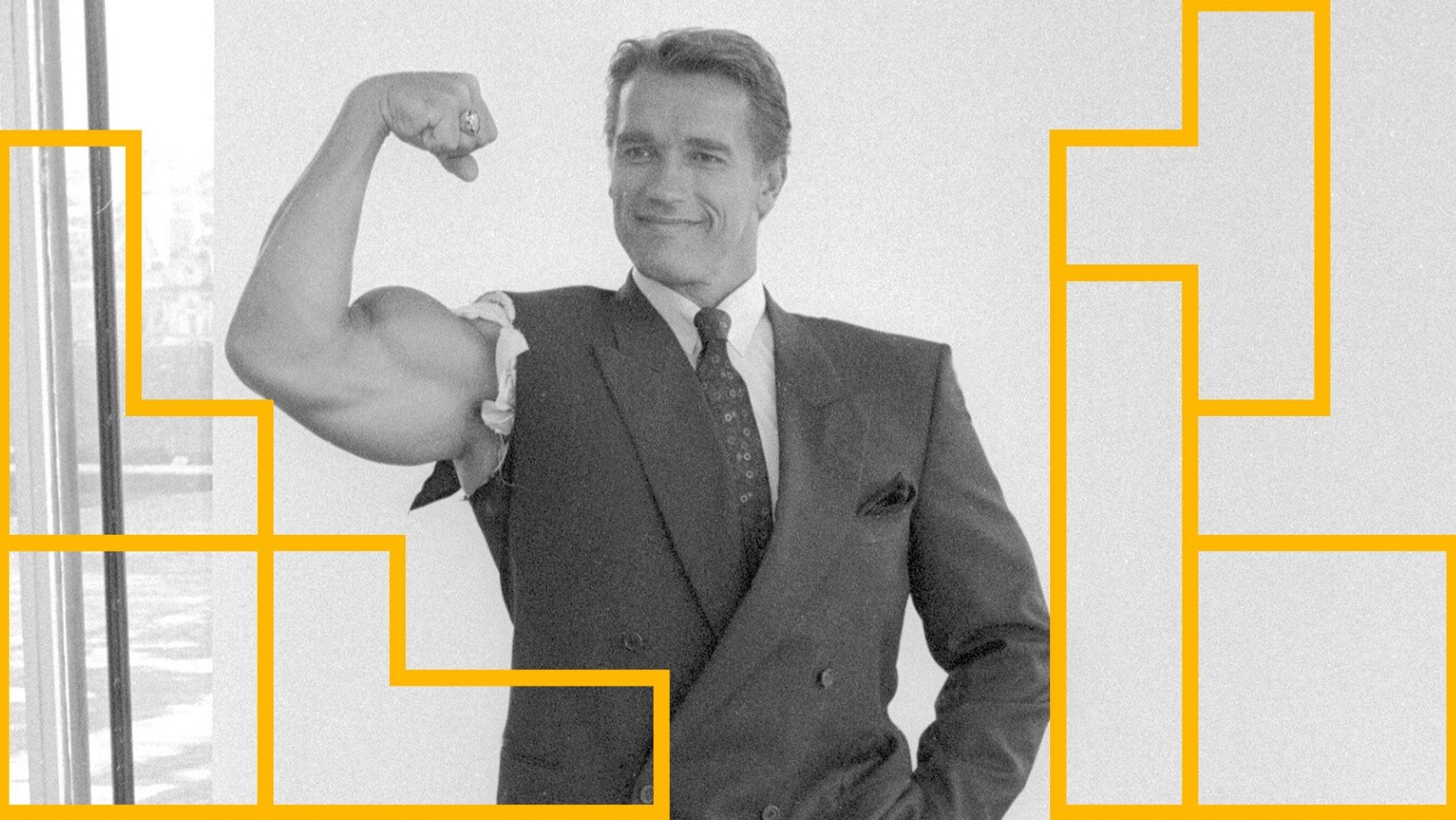 Archivbild mit Arnold Schwarzenegger aus dem Jahr 1986. Bei einer Filmpremiere in Hamburg hat er Muskeln gezeigt und dass er auch im Anzug eine gute Figur macht. Titelbild zum BR24 Podcast "Die Entscheidung" 