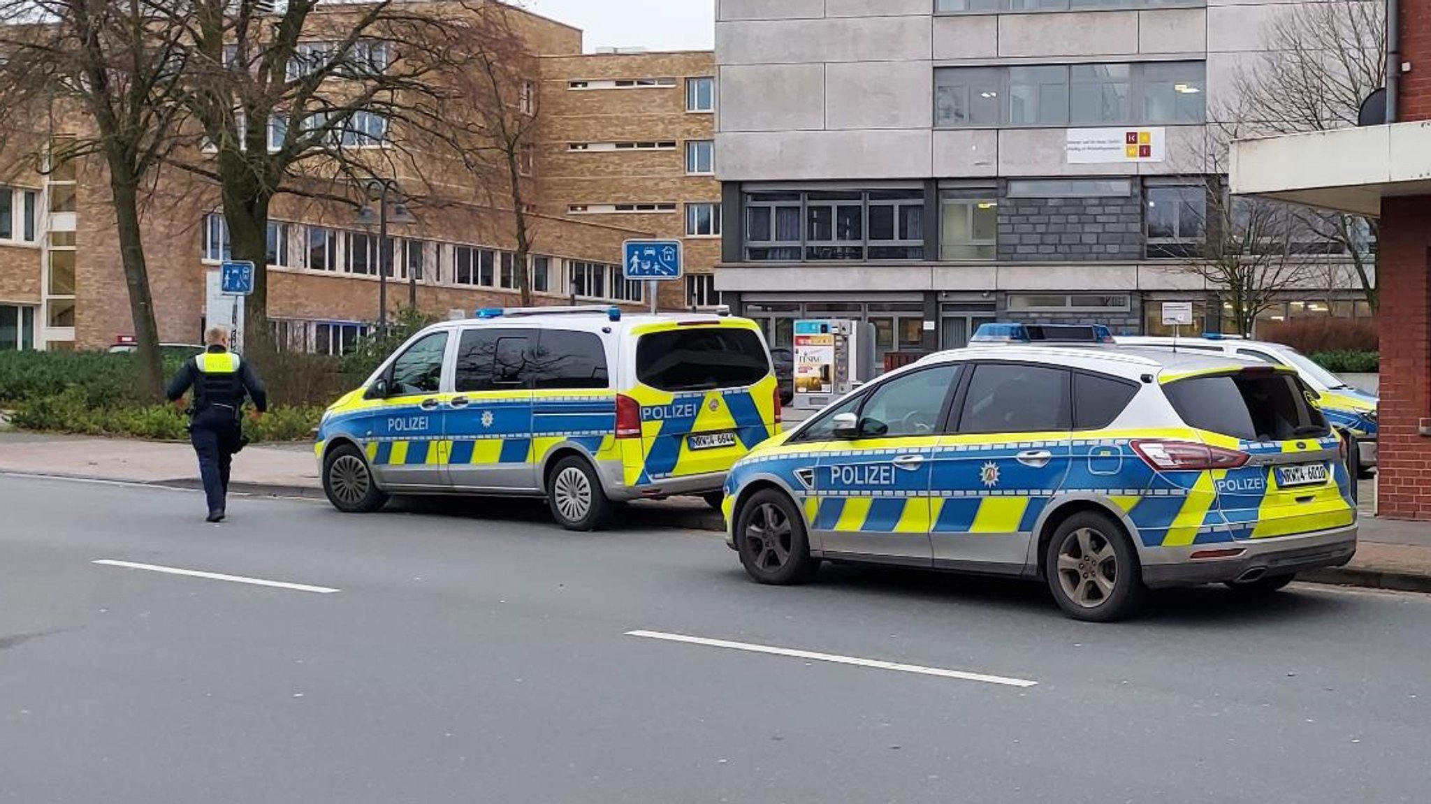 Nordrhein-Westfalen, Ibbenbüren: Polizeiautos stehen vor der Schule