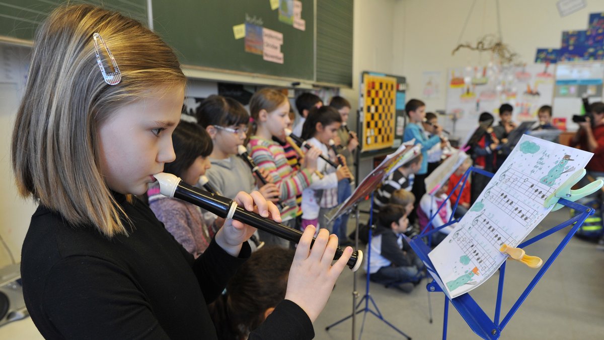 Kinder im Musikunterricht in einer Münchner Grundschule