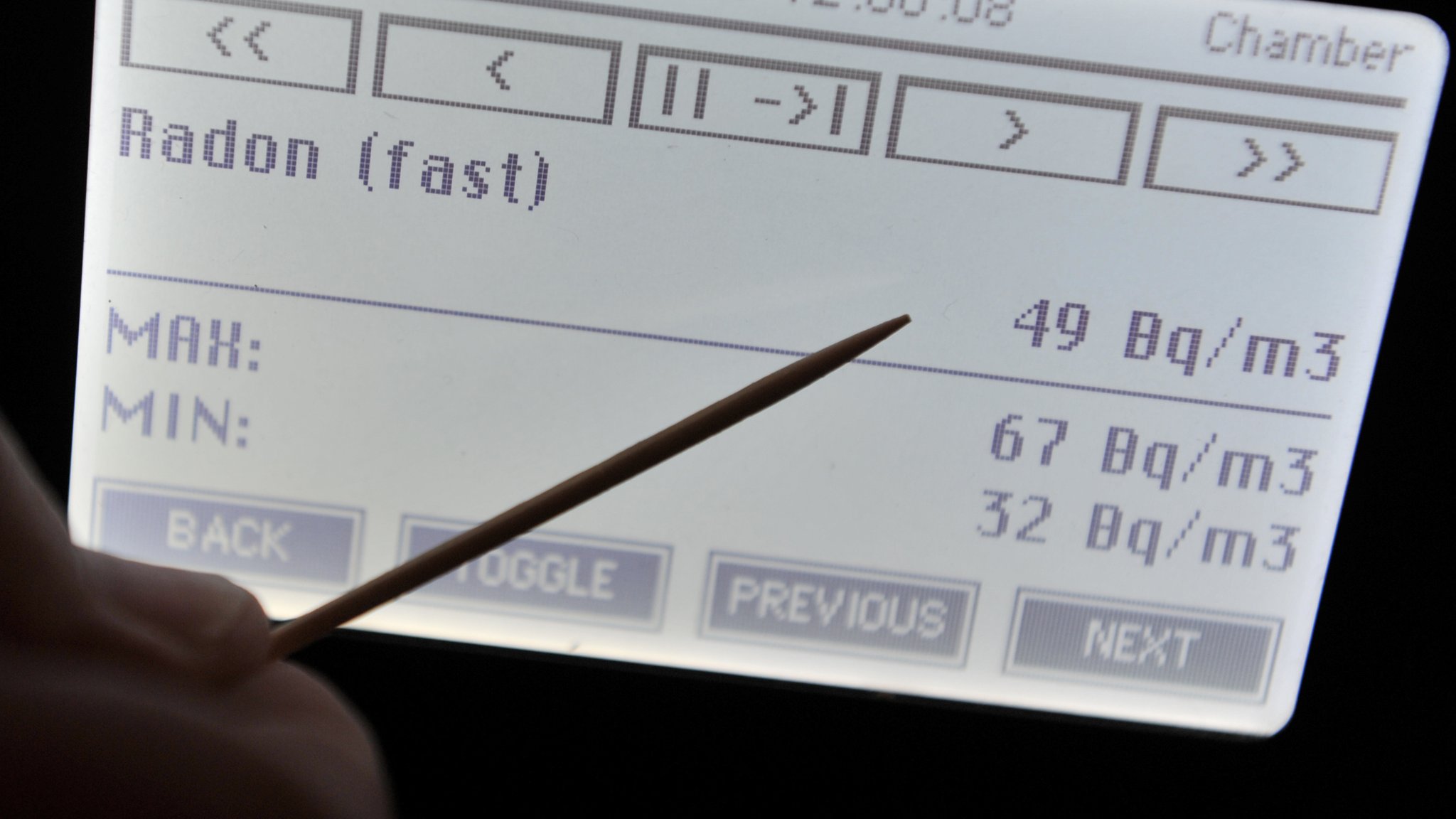 Das Display eines Radon-Messgerätes mit Werten