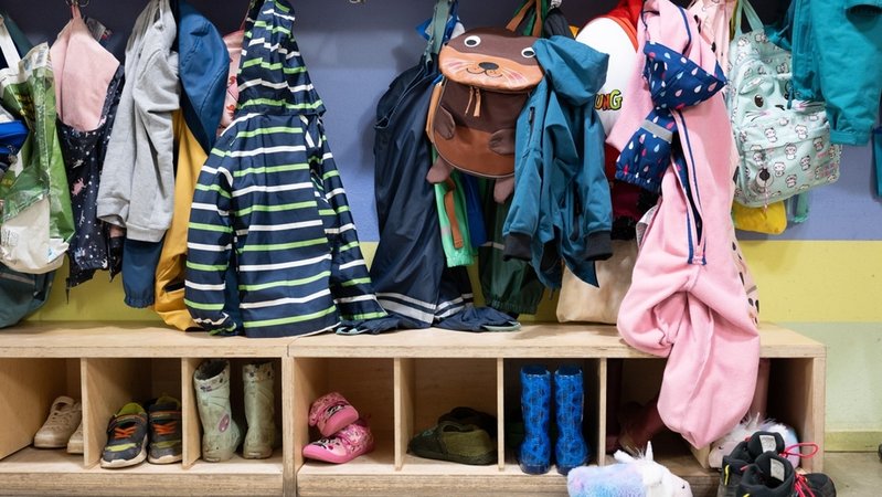 Bisher haben Eltern 100 Euro Zuschuss vom Freistaat für einen Kitaplatz bekommen. Zukünftig müssen die Träger den Rabatt nicht mehr gewähren. | Bild: dpa-Bildfunk/Sebastian Kahnert Bisher haben Eltern 100 Euro Zuschuss vom Freistaat für einen Kitaplatz bekommen. Zukünftig müssen die Träger den Rabatt nicht mehr gewähren.