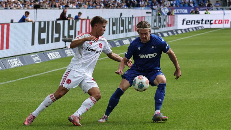 Spielszene Karlsruher SC - 1. FC Nürnberg, 2025/26 | Bild: picture alliance / Sportfoto Zink / Daniel Marr | Sportfoto Zink / Daniel Marr Spielszene Karlsruher SC - 1. FC Nürnberg, 2025/26