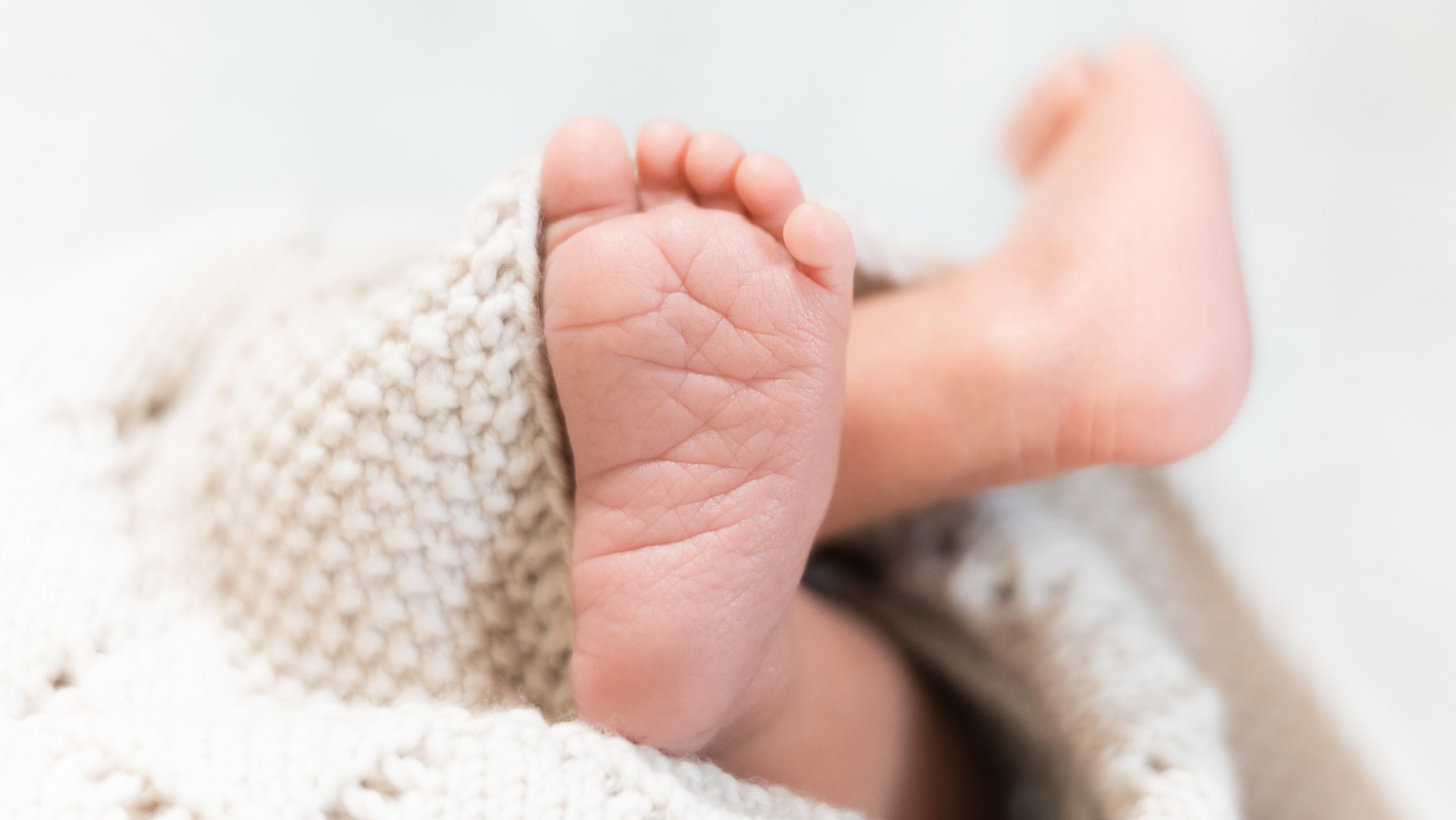 Babyfüße in eine Decke gehüllt (Symbolbild)