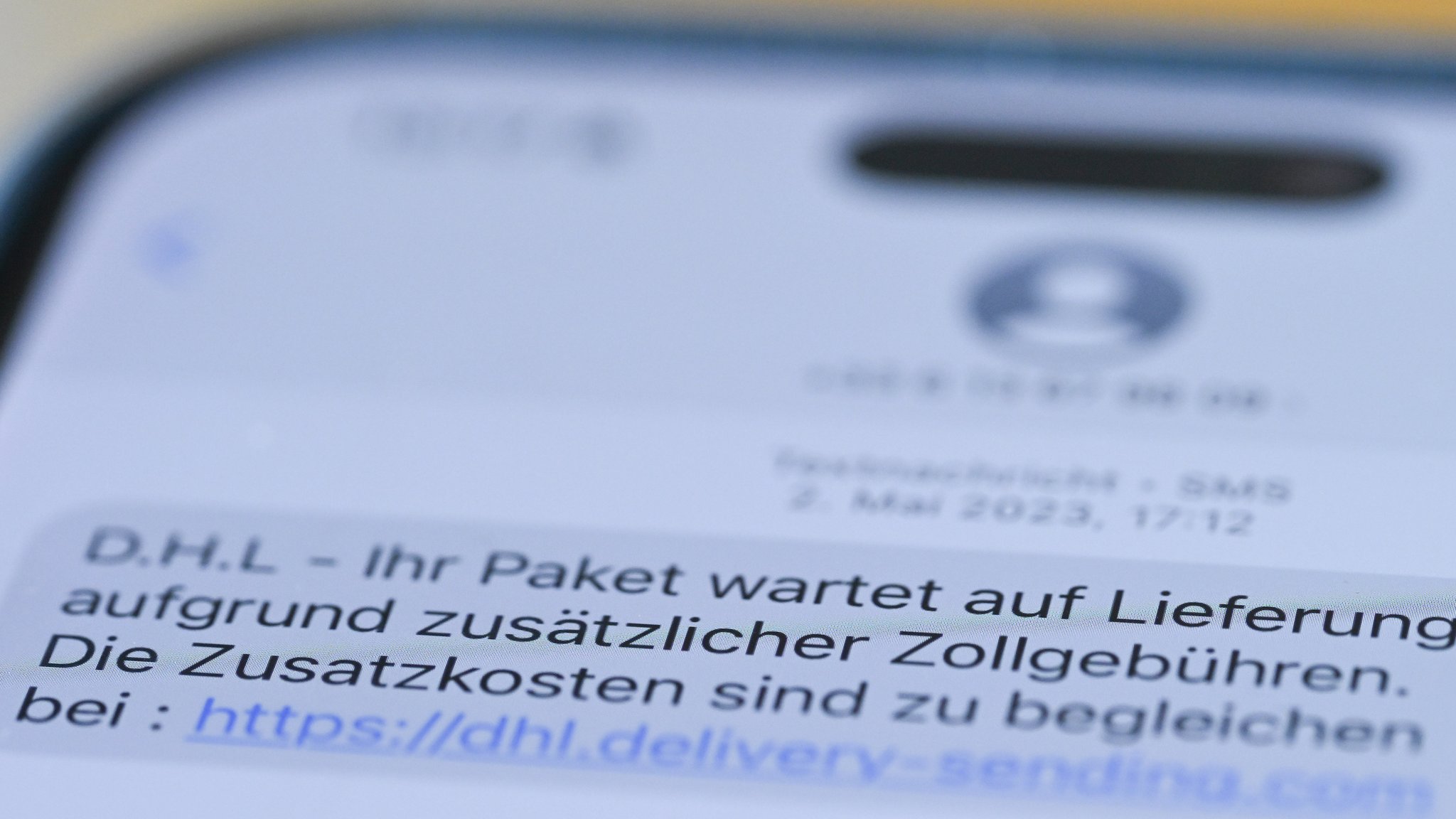 Handy mit Text zu angeblicher DHL-Lieferung