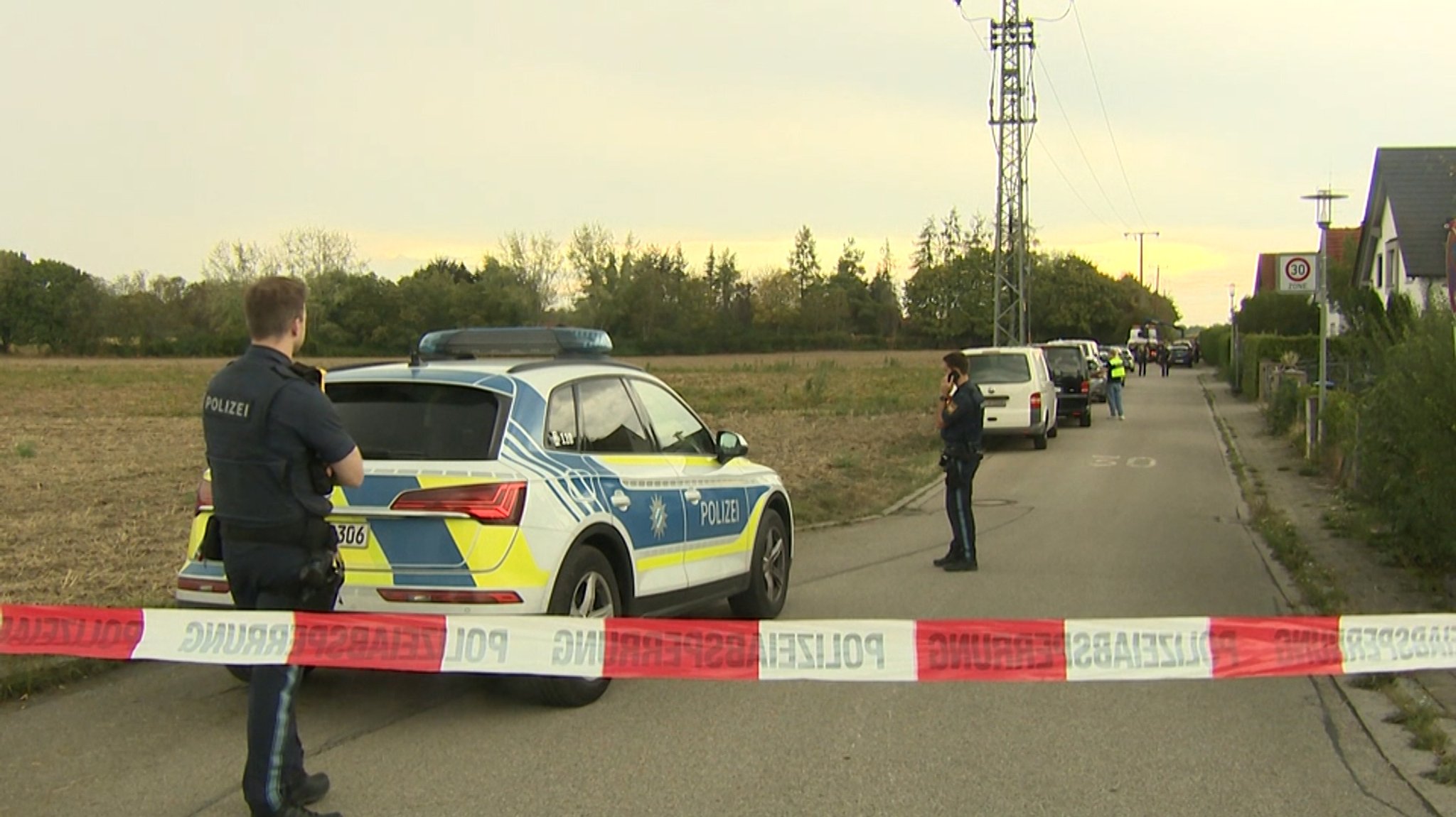 Im Zuge einer Verkehrskontrolle soll ein Autofahrer einen Polizisten angefahren und verletzt haben. 