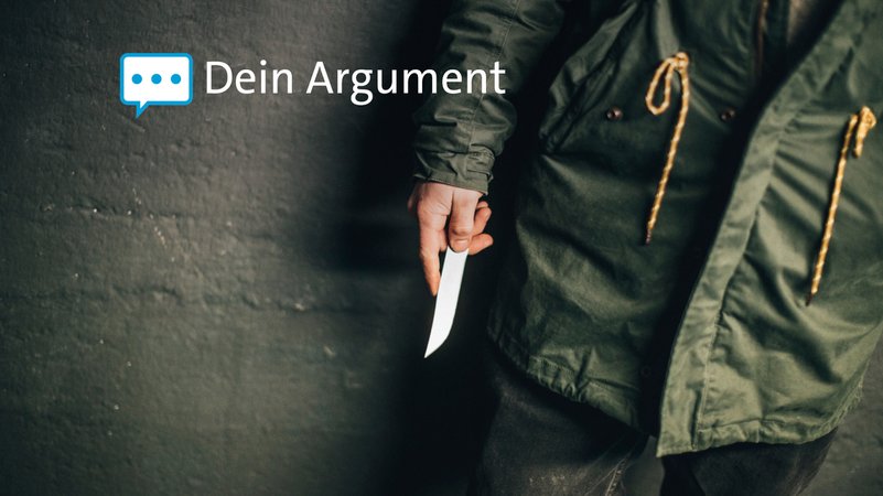 Symbolbild: Jemand hält ein Messer in der Hand. | Bild: BR/Johanna Schlüter Symbolbild: Jemand hält ein Messer in der Hand.