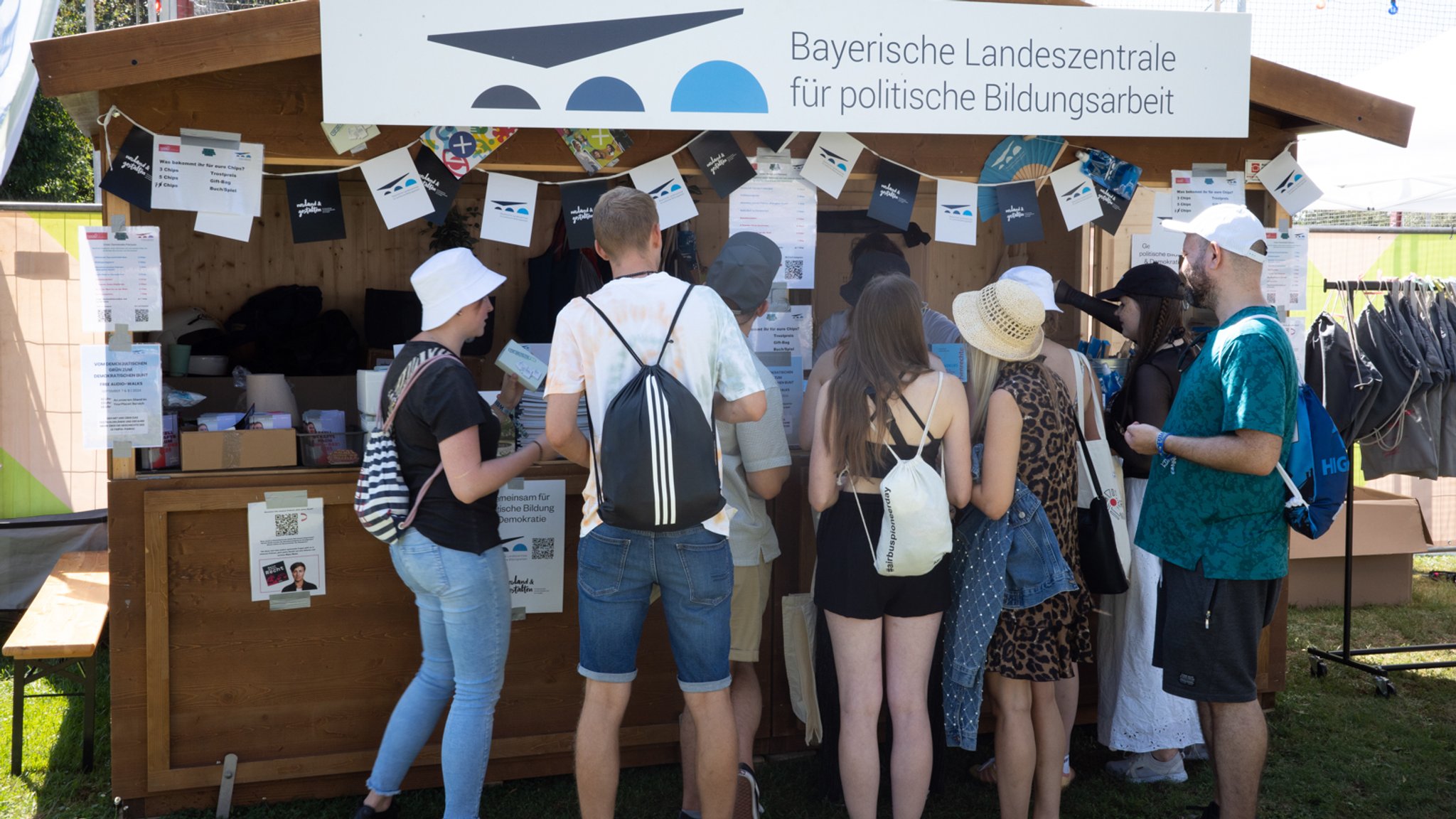 Politische Bildung hautnah: Stand der BLZ am Superbloom-Festival 2024 im Olympiapark München. | Bild: Landeszentrale für politische Bildungsarbeit Politische Bildung hautnah: Stand der BLZ am Superbloom-Festival 2024 im Olympiapark München.