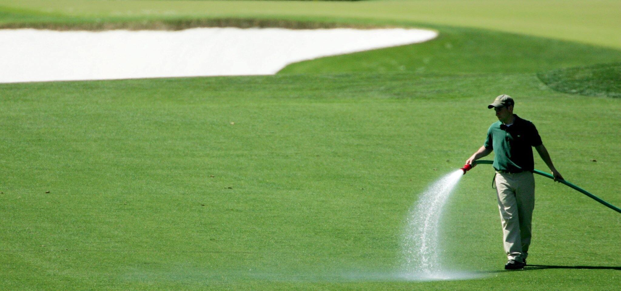 Städte- und Gemeindebund fordert Bewässerungsverbot für Gärten, Golf- und Tennisplätze bei akuter Wasserarmut.