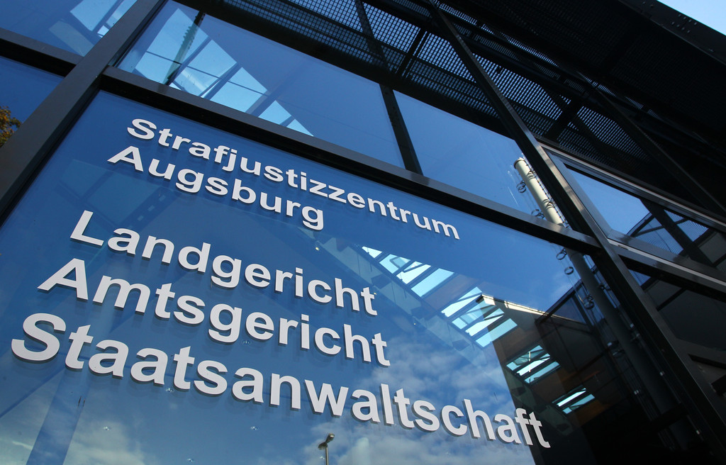Augsburg: Der Eingang zu dem Gebäude, in dem sich Amstgericht, Landgericht und Staatsanwaltschaft befinden