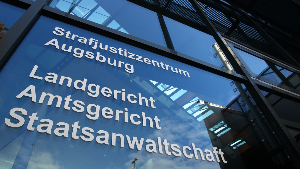 Augsburg: Der Eingang zu dem Gebäude, in dem sich Amstgericht, Landgericht und Staatsanwaltschaft befinden