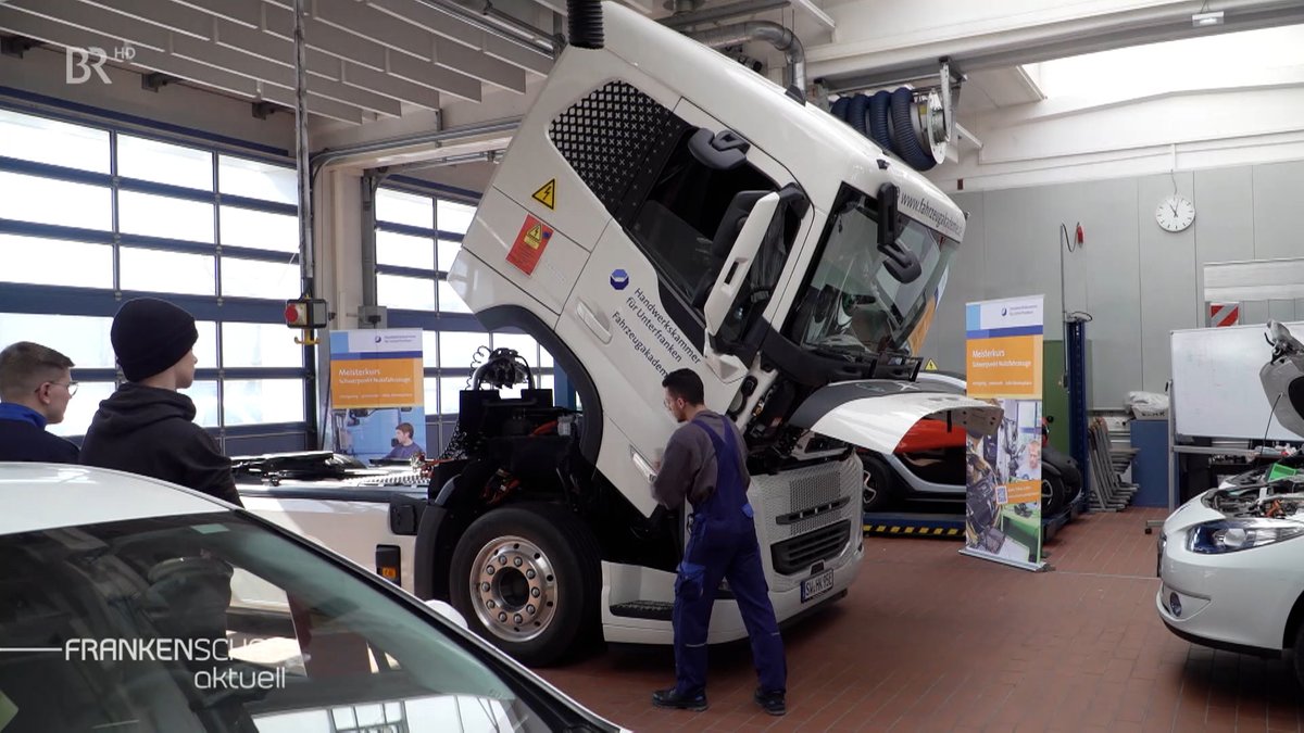 Hochvolt-Kurs: So lernen Mechatronik-Azubis die Arbeit am E-Lkw