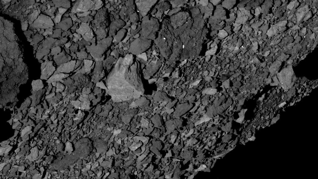 Nahaufnahme der Oberfläche des Asteroiden Bennu aus einem Abstand von nur fünf Kilometern. Fotografiert von der Asteroidensonde Osiris-Rex