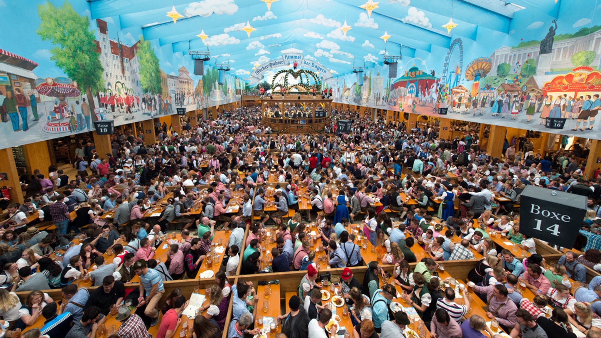 Wiesnbesucher feiern im Hacker Festzelt auf dem Oktoberfest. (Archivfoto)