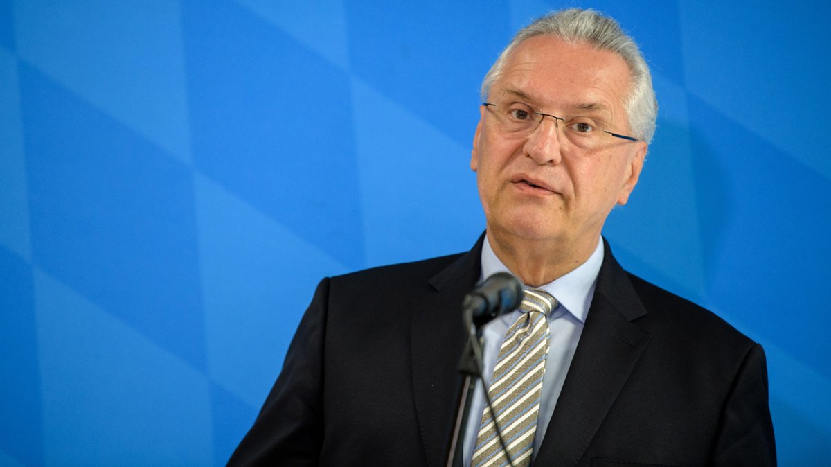 Bayerns Innenminister fordert Neubewertung der Lage in Syrien