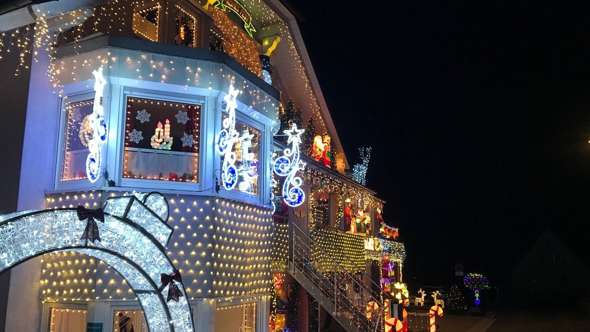 Mehr als 80.000 Lichter leuchten am Weihnachtshaus in Aura im Sinngrund (Lkr. Main-Spessart).