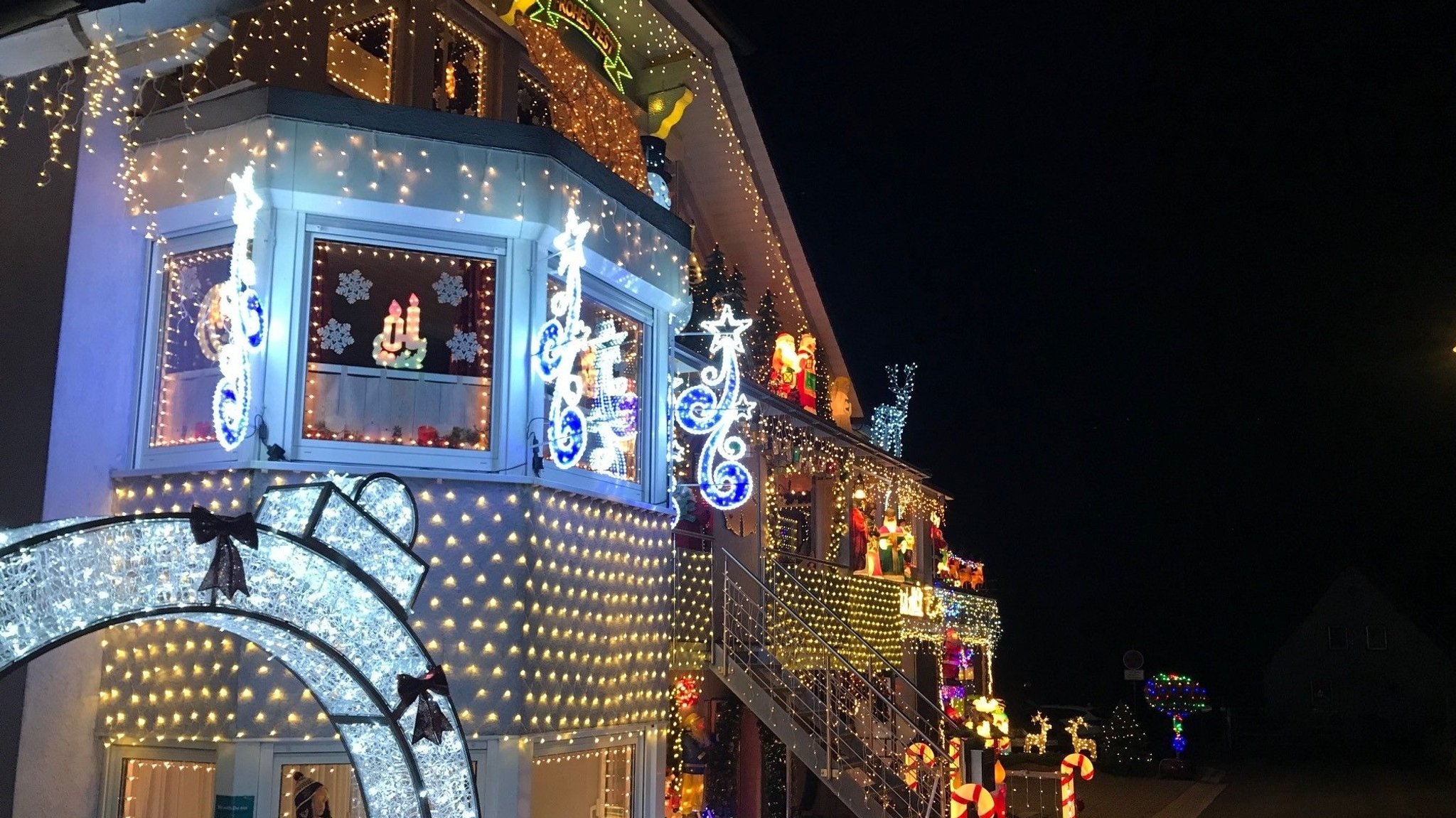 Mehr als 80.000 Lichter leuchten am Weihnachtshaus in Aura im Sinngrund (Lkr. Main-Spessart).