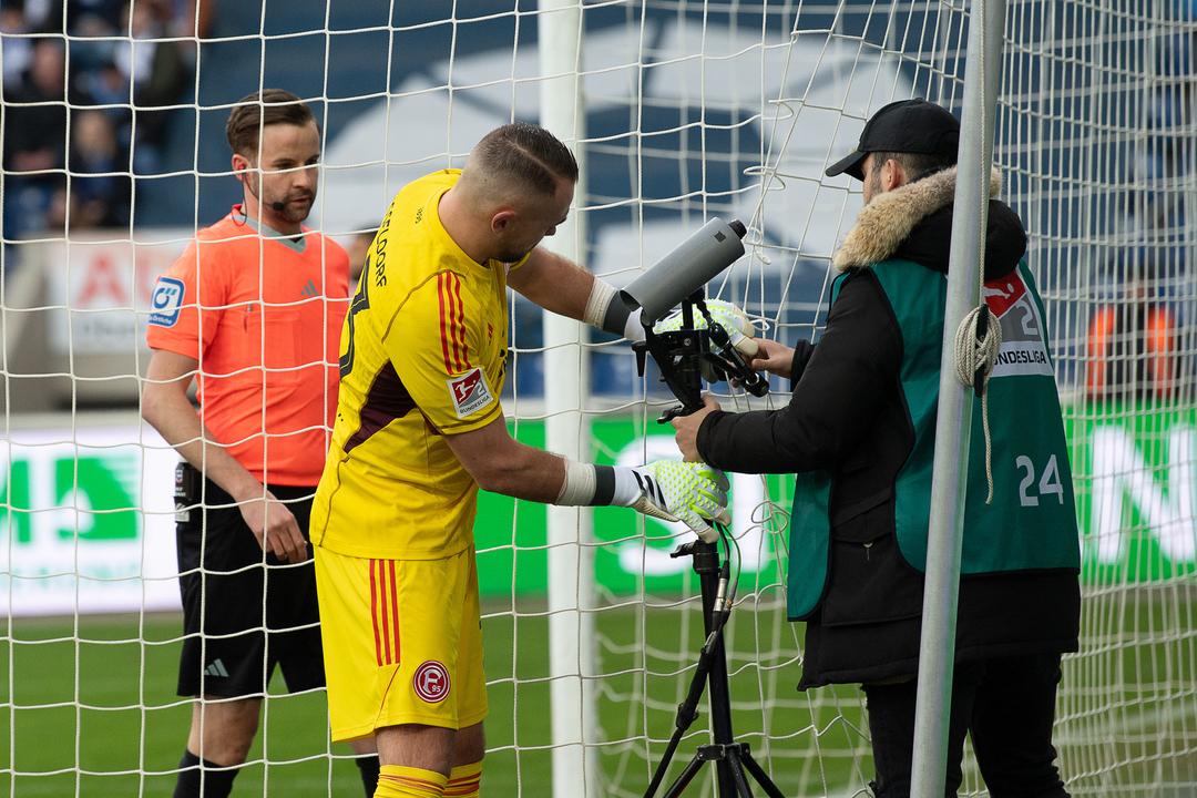 Düsseldorfs Torwart Florian Kastenmeier stellt die Fernsehkamera nach einem Torschuss wieder auf.