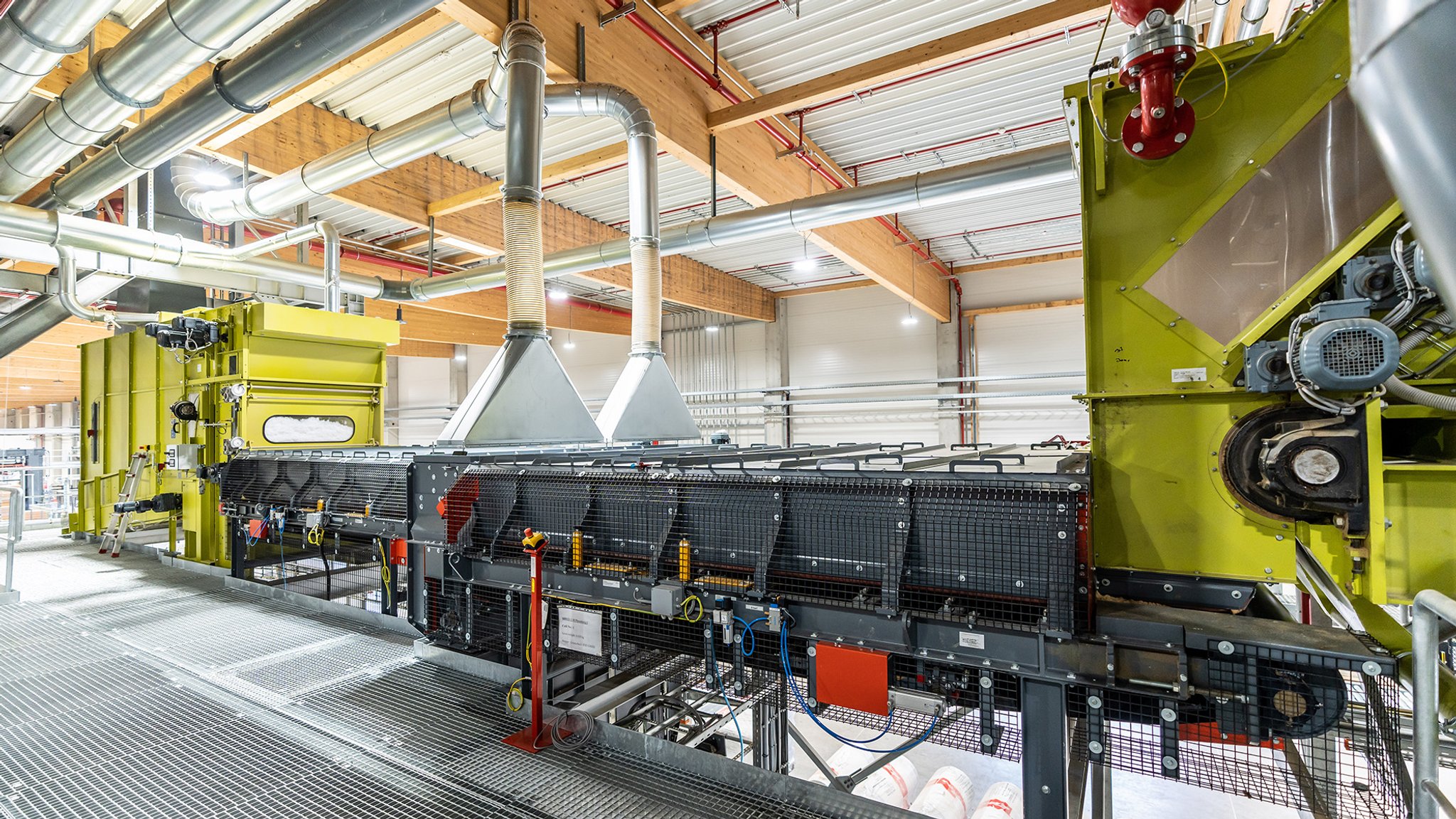 Symbolbild: Produktionsanlage für Holzfaser-Dämmstoffplatten, gebaut vom schwäbischen Maschinenbau-Unternehmen Grenzebach