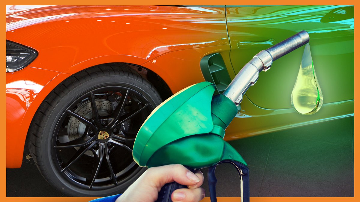 Eine Zapfpistole, aus er ein grüner Tropfen Flüssigkeit quillt, im Hintergrund ein Sportwagen, es ist das Logo der Firma "Porsche" zu erkennen.