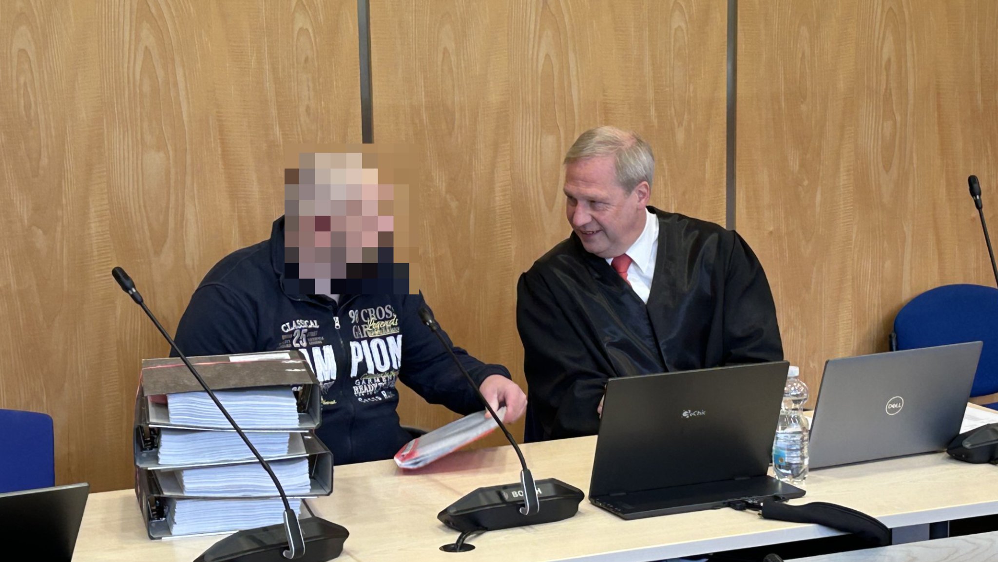Angeklagter und Anwalt im Amtsgericht Coburg beim Prozessauftakt