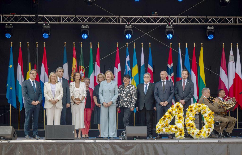 14.06.2025, Luxemburg, Schengen: Politiker der EU-Mitgliedstaaten stehen beim Festakt zum 40. Jahrestag der Unterzeichnung des Schengener Abkommens auf der Bühne. Deutschland, Frankreich und die Benelux-Staaten unterzeichneten in Schengen (Luxemburg) das «Schengener Abkommen» über den schrittweisen Abbau der Personenkontrollen an ihren gemeinsamen Grenzen. Im luxemburgischen Schengen an der Mosel gibt es zum Jubiläum einen Festakt, bei dem unter anderem das neu gestaltete Europamuseum eröffnet wird. (zu dpa: «SPD-Landeschefs: Grenzkontrollen dürfen kein Dauerzustand werden») Foto: Harald Tittel/dpa +++ dpa-Bildfunk +++